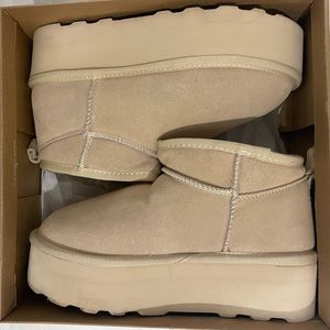 Cushionaire hippy suede booties